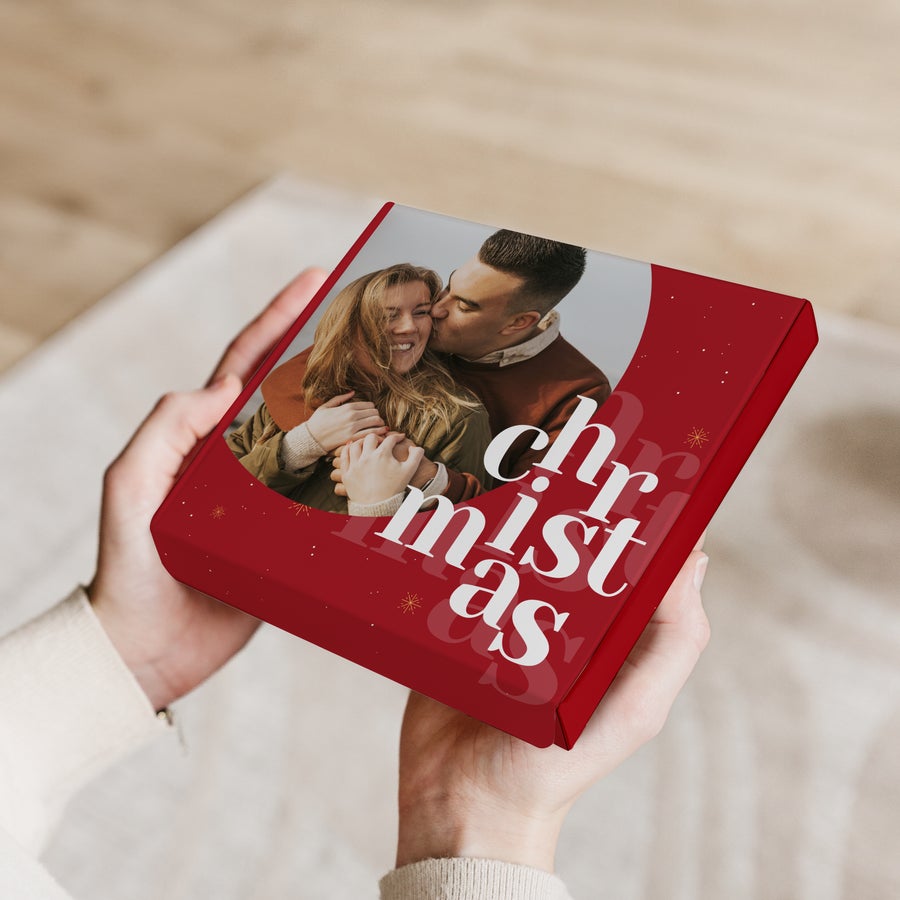Pralinés de Milka Navidad Caja regalo Milka personalizada para Navidad con foto de pareja, impresa con el texto "Christmas" en blanco.