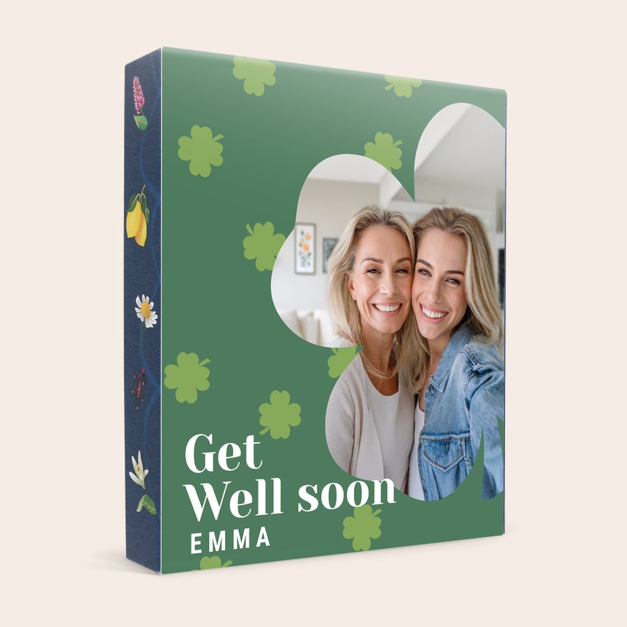 Té Pukka personalizado Caja de té personalizada impresa con foto de dos mujeres sonriendo y texto "Get Well Soon Emma" sobre fondo verde, Tu Santuario del Té Personalizado te Está Esperando.