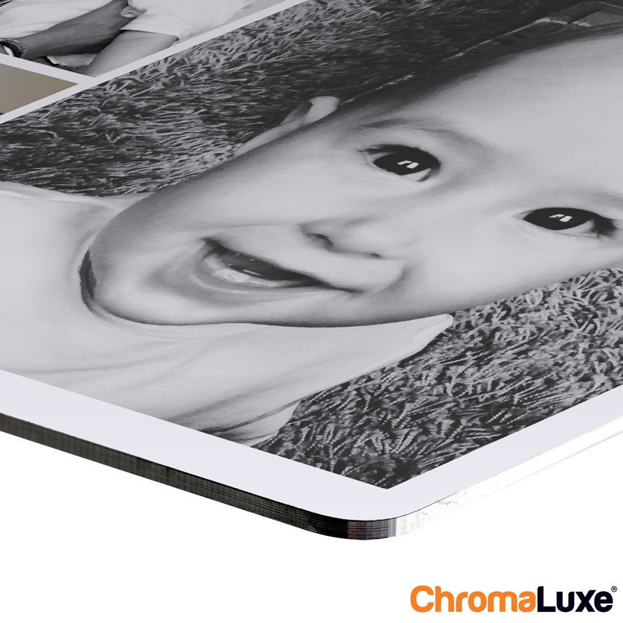 Colagem de fotos do Instagram de alumínio personalizada com foto em preto e branco de bebê sorrindo, suas fotos do Instagram diretamente na parede