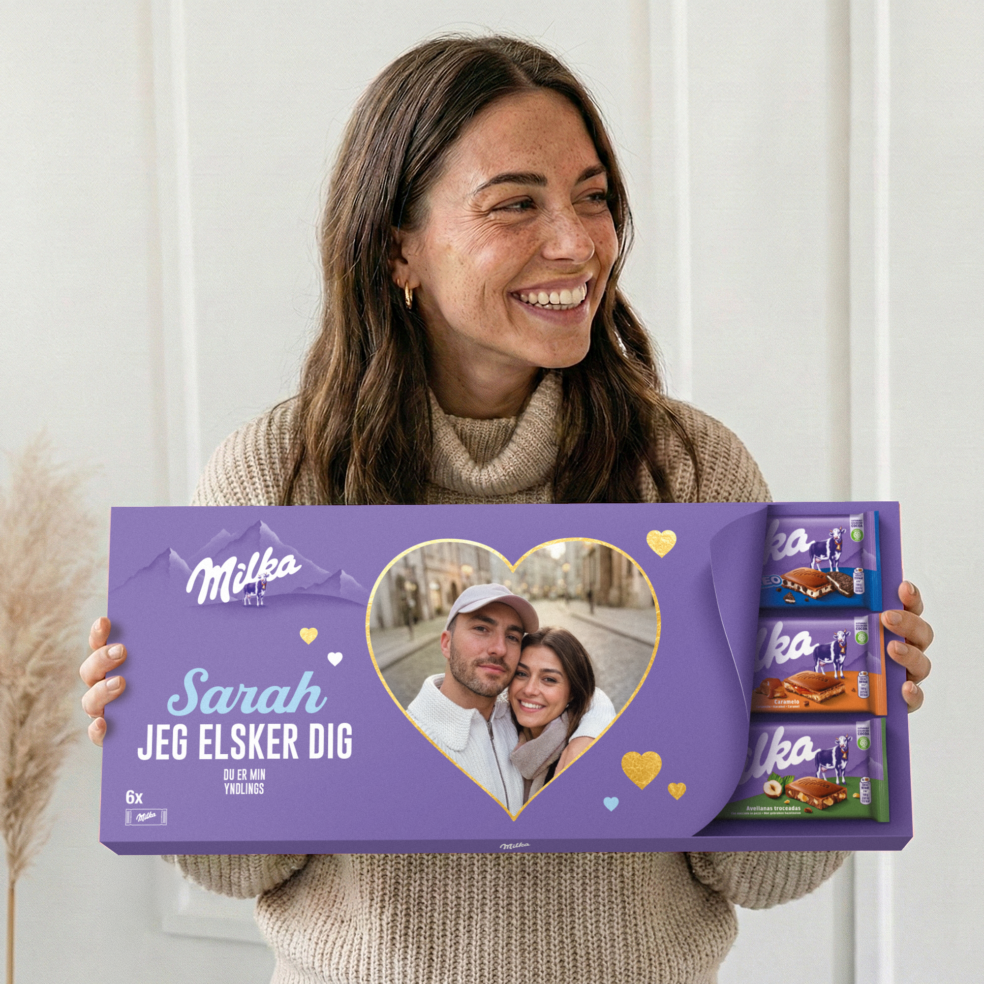 Personlig Mega Milka Chokolade med eget design - 6 plader, med et hjerteformet foto og teksten "Sarah Jeg elsker dig"