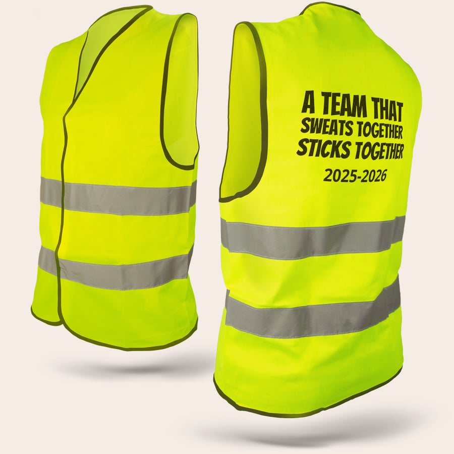 Chalecos de seguridad personalizados Chaleco de seguridad personalizado amarillo neón con rayas reflectantes, impreso con texto A TEAM THAT SWEATS TOGETHER STICKS TOGETHER y 2025-2026 en la espalda.