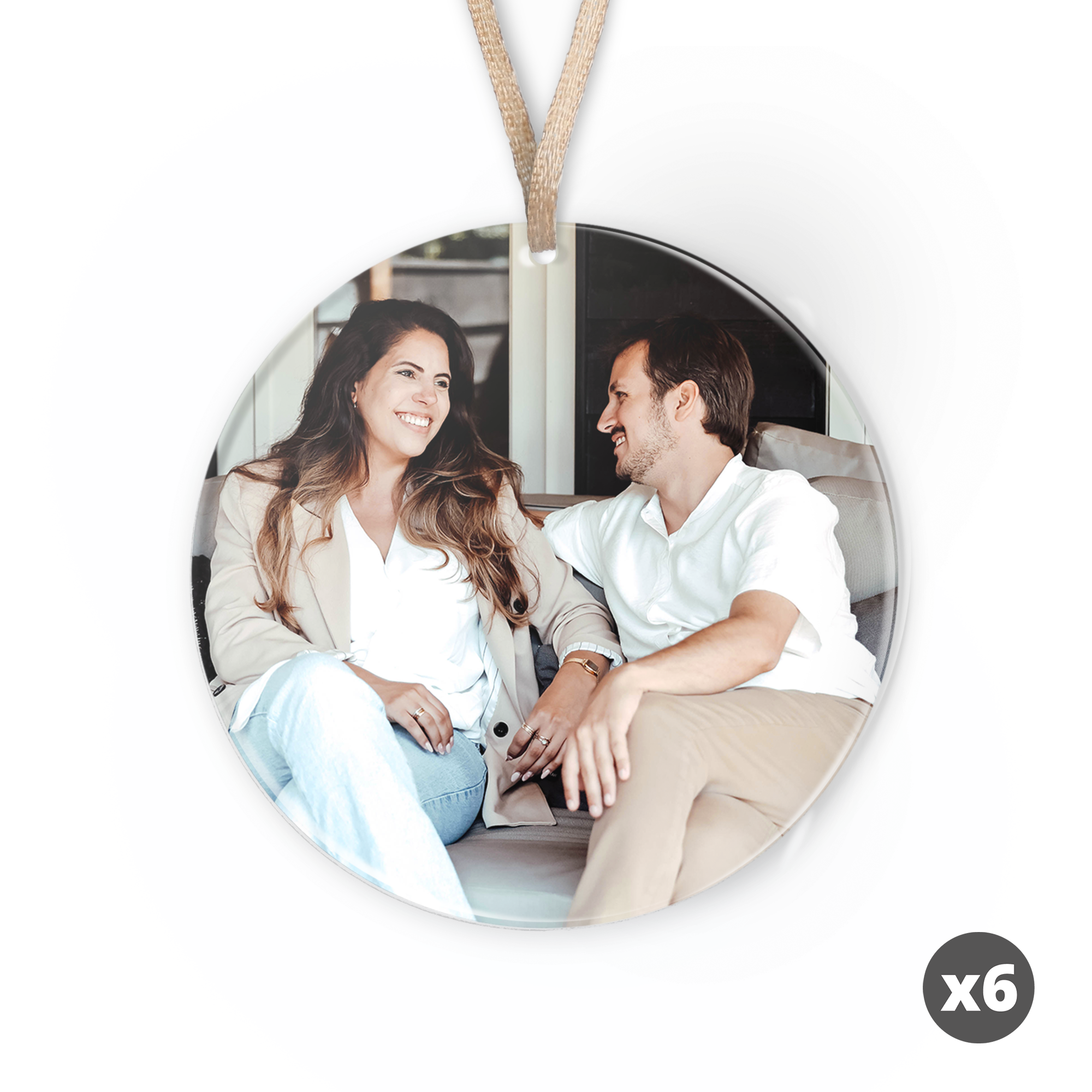 Decorazioni natalizie personalizzate in plexiglass rotonde con foto stampata di una coppia sorridente