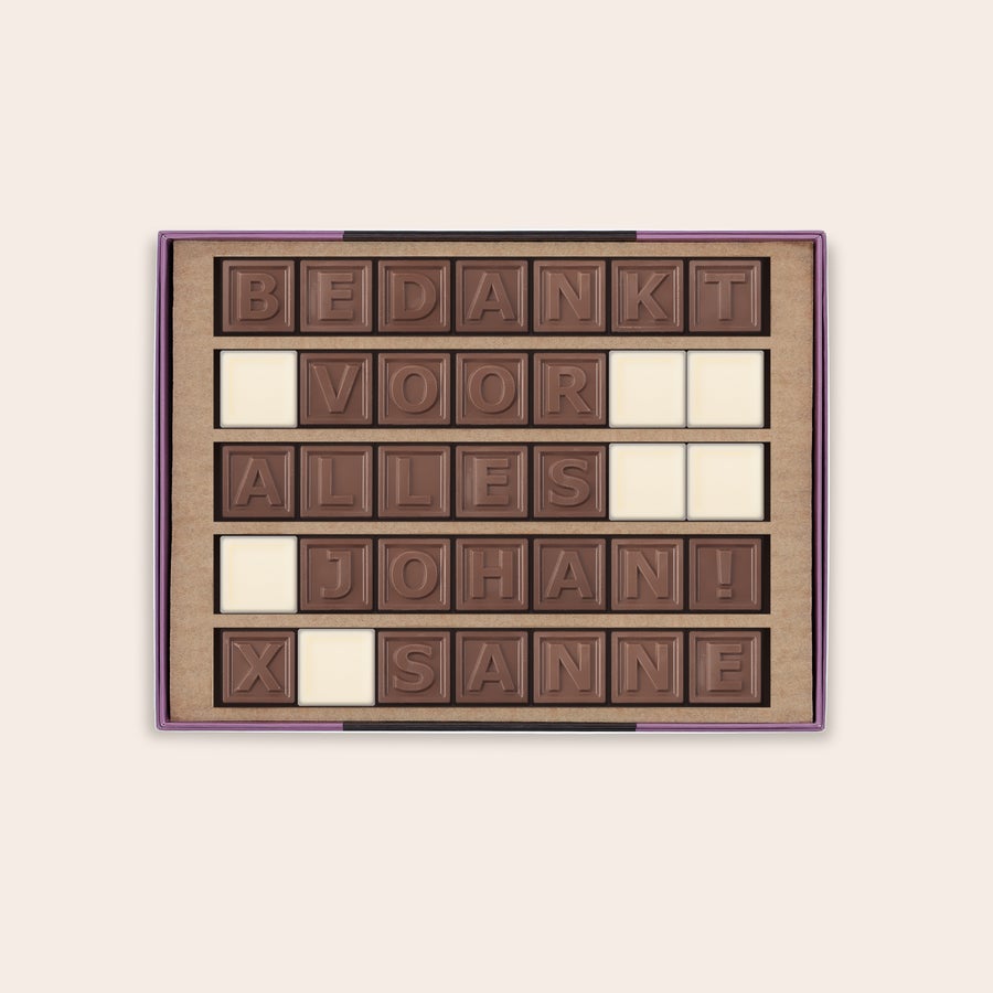 Chocotelegram Een persoonlijk chocotelegram van melkchocolade met witte spaties, met de tekst "BEDANKT VOOR ALLES JOHAN! X SANNE" om heerlijk van te smullen.