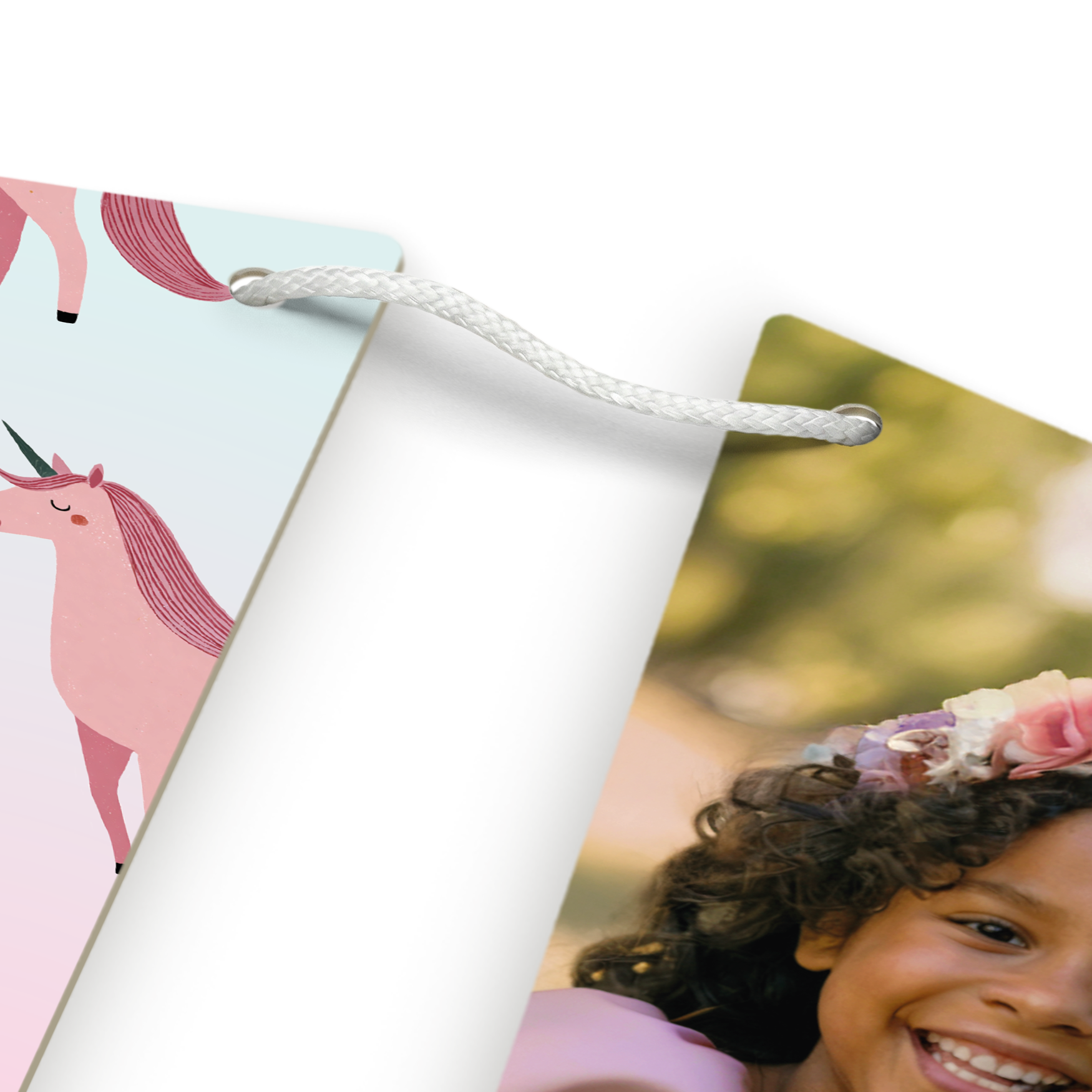 Personalisierte Girlande Dreieck L 5 m mit Einhorn-Design und einem gedruckten Kinderfoto zum Selbstgestalten.