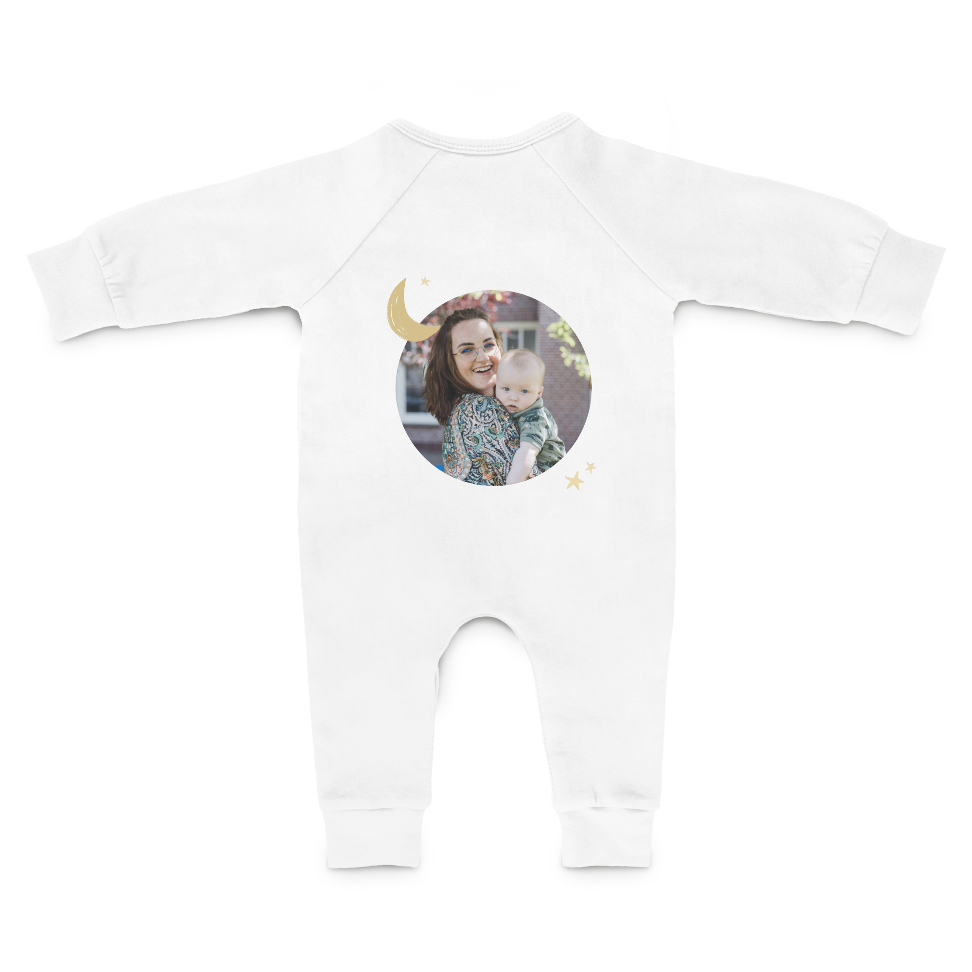 Vit babylekdräkt med eget tryck av bild på mamma och bebis, prydd med måne och stjärnor.