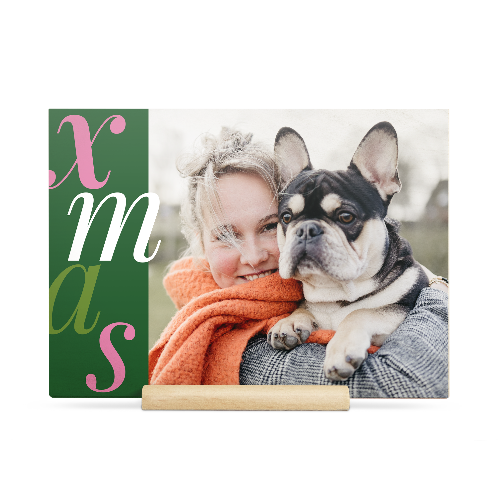 Personligt julekort af træ med trykt foto af en kvinde, der holder en hund, og teksten "Xmas". Inkluderer en træholder til fremvisning.