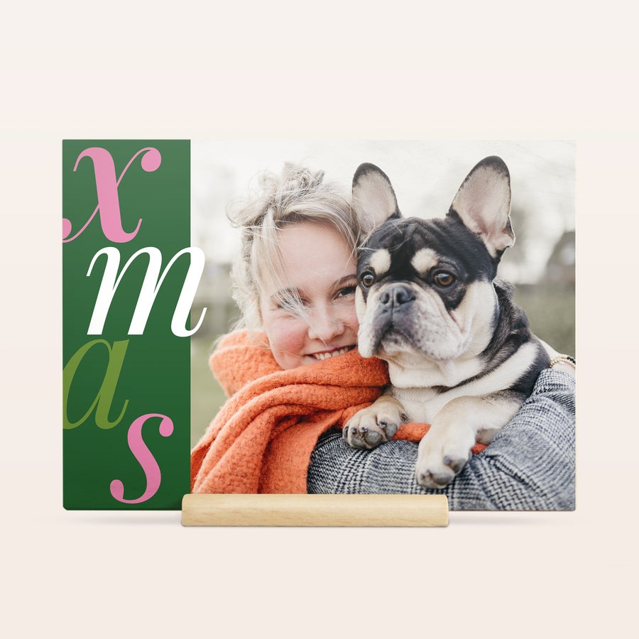 Träfoto julkort Personligt julkort av trä med en glad kvinna och hund, tryckt med "Xmas" och eget foto. Skicka en originell julhälsning.