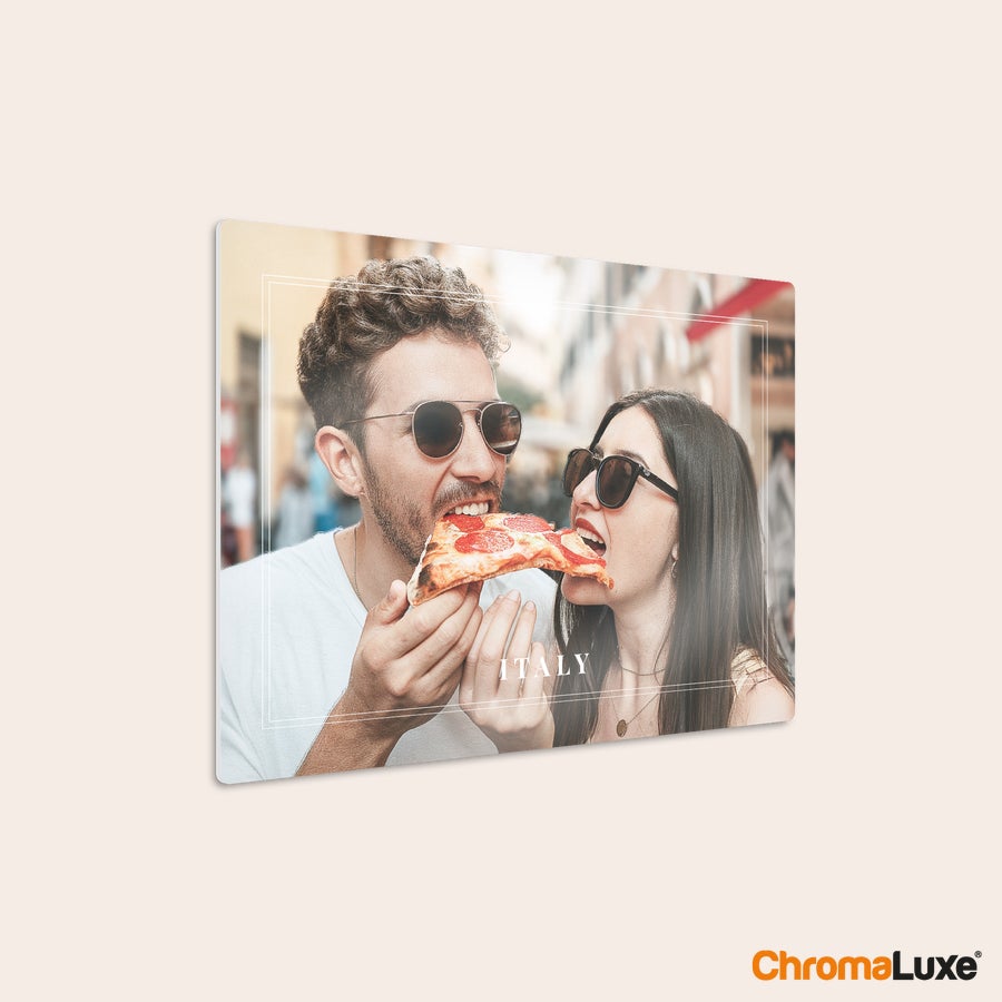 Impression photo sur aluminium Tableau photo personnalisé ChromaLuxe en aluminium, imprimé avec une photo de couple mangeant une pizza et le texte ITALY