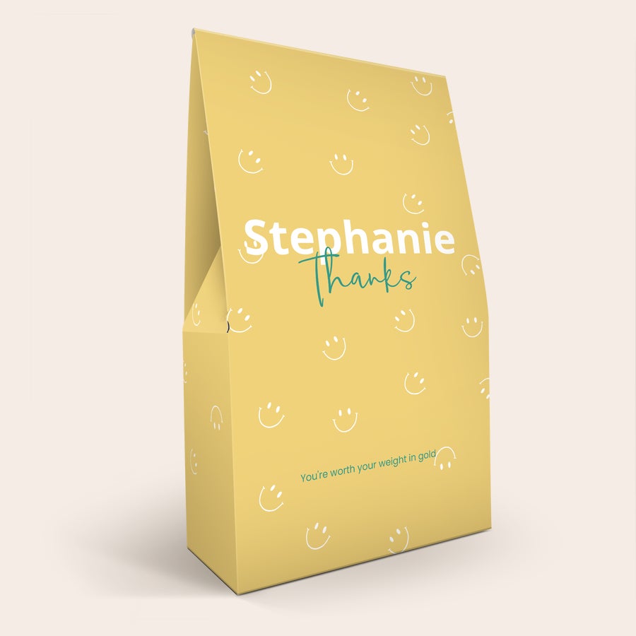 Caja regalo XL caramelos Haribo Caja de regalo de dulces Haribo XL personalizada color amarillo con la palabra "Stephanie" y "Thanks" en el frente, impresa con patrones de caras sonrientes.