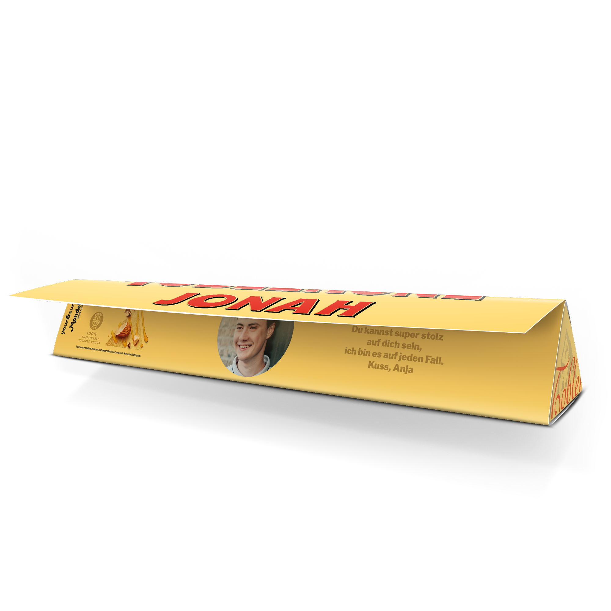 Eine personalisierte Toblerone Schokolade mit dem Namen Jonah, einem Foto und dem Text "Du kannst super stolz auf dich sein, ich bin es auf jeden Fall. Kuss, Anja", gedruckt auf der Verpackung.