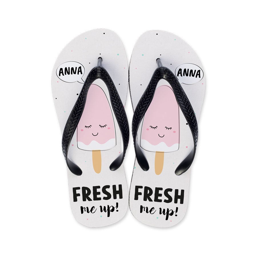 Individuelle Zehensandalen mit bedrucktem Eis-Motiv, dem Namen "ANNA" und dem Text "FRESH me up!"