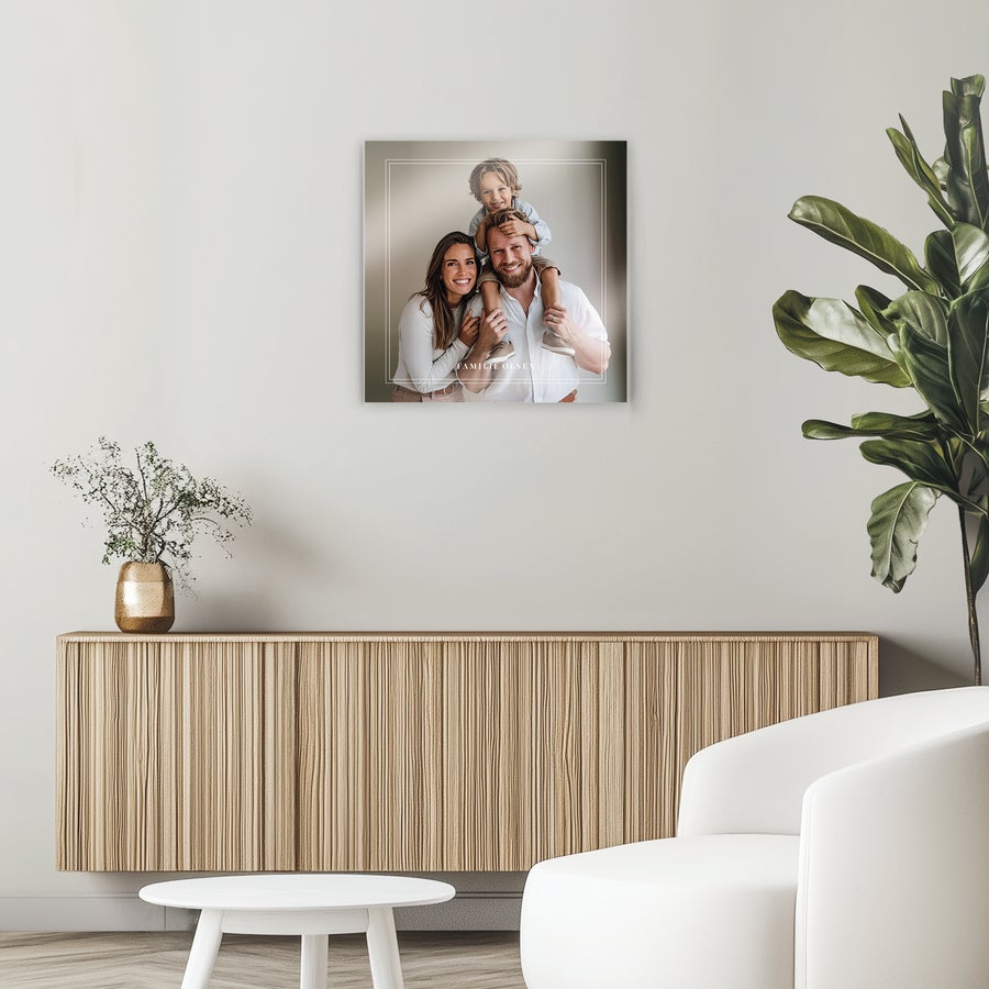Foto på akryl Et akrylbilde med et trykt familiefoto, "Familie Olsen" og kantlinje for å immortalisere øyeblikket.