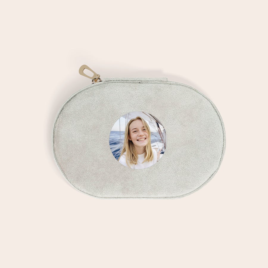 Gepersonaliseerde sieradendoos Gepersonaliseerde sieradendoos - Ovaal - Beige, bedrukt met eigen foto van lachend meisje.