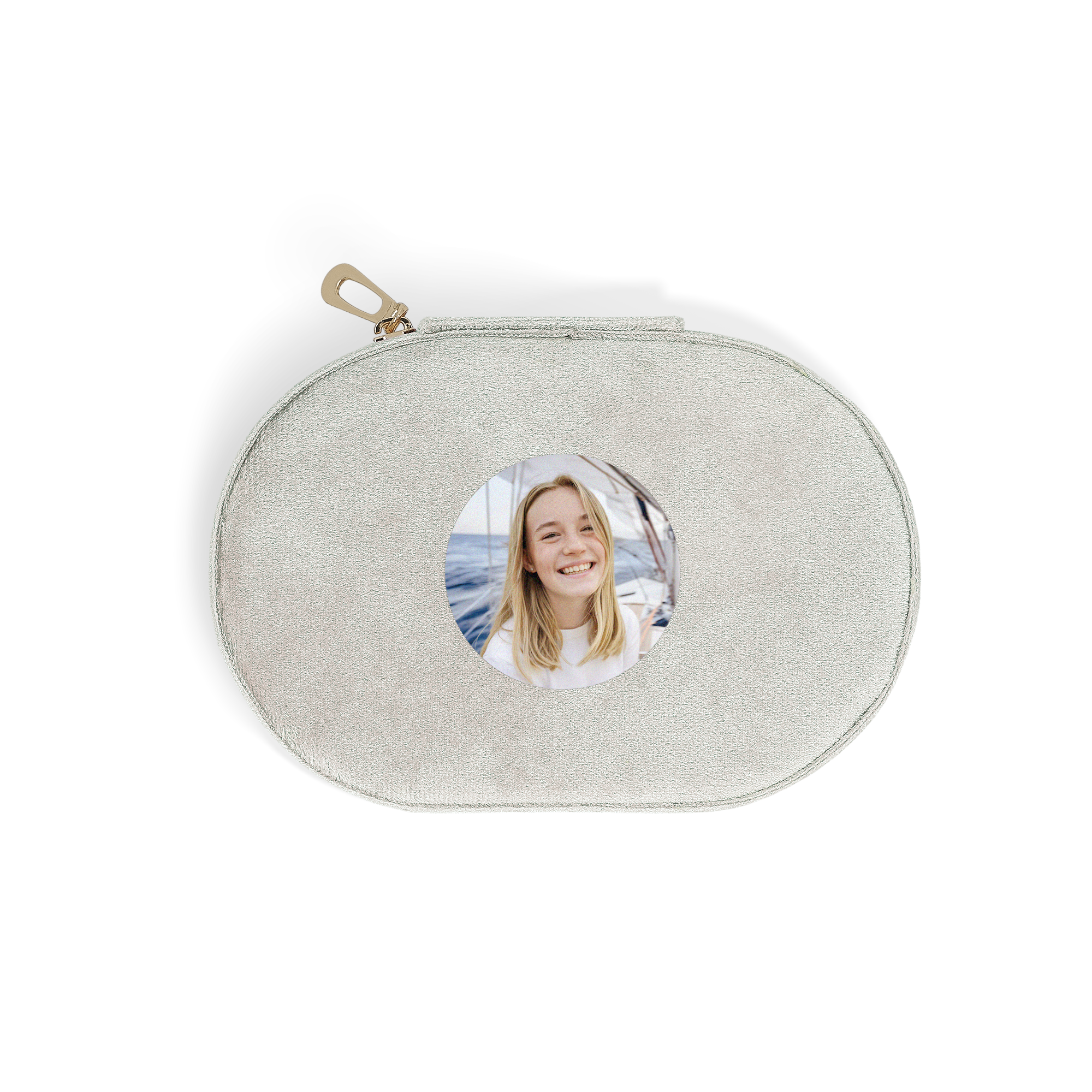 Schmuckkästchen personalisiert - Oval - Beige mit aufgedrucktem Foto eines lachenden Mädchens.
