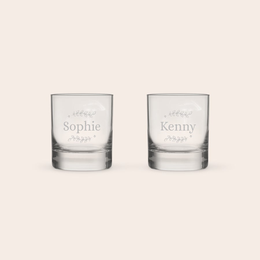 Whisky personalizat Set cadou luxos de whisky cu pahar personalizat, gravat cu numele Sophie si Kenny, cu decor floral discret