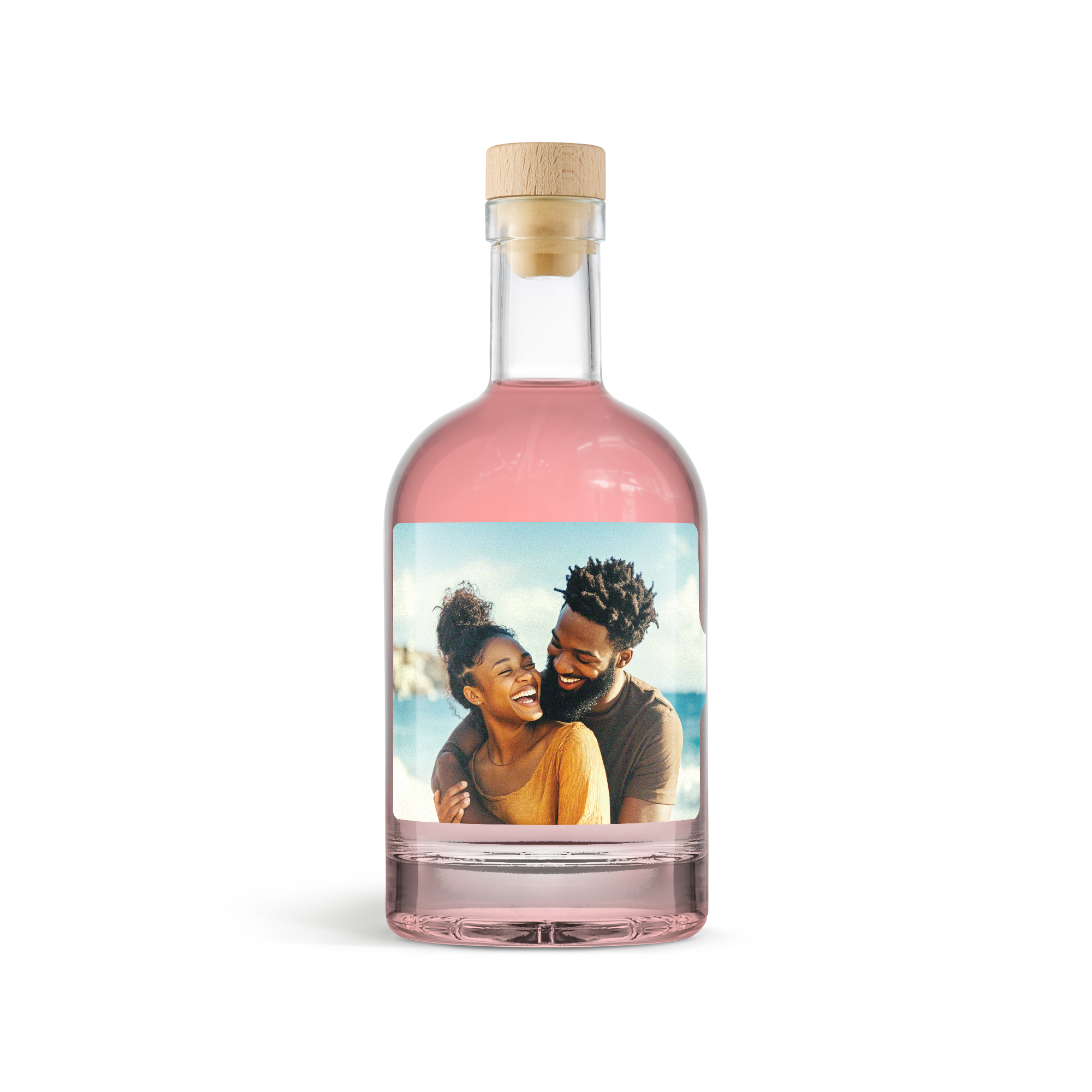 Flaske pink gin med fotoprintet etikette af et smilende par, en lækker flaske med unik etikette