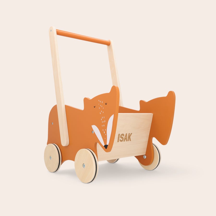 Personlig gåstol i trä - Trixie Personlig gåstol i trä med rävdesign och namnet ISAK ingraverat. Uppmuntra barnen i ditt liv att gå med sin alldeles egna gåstol i trä!