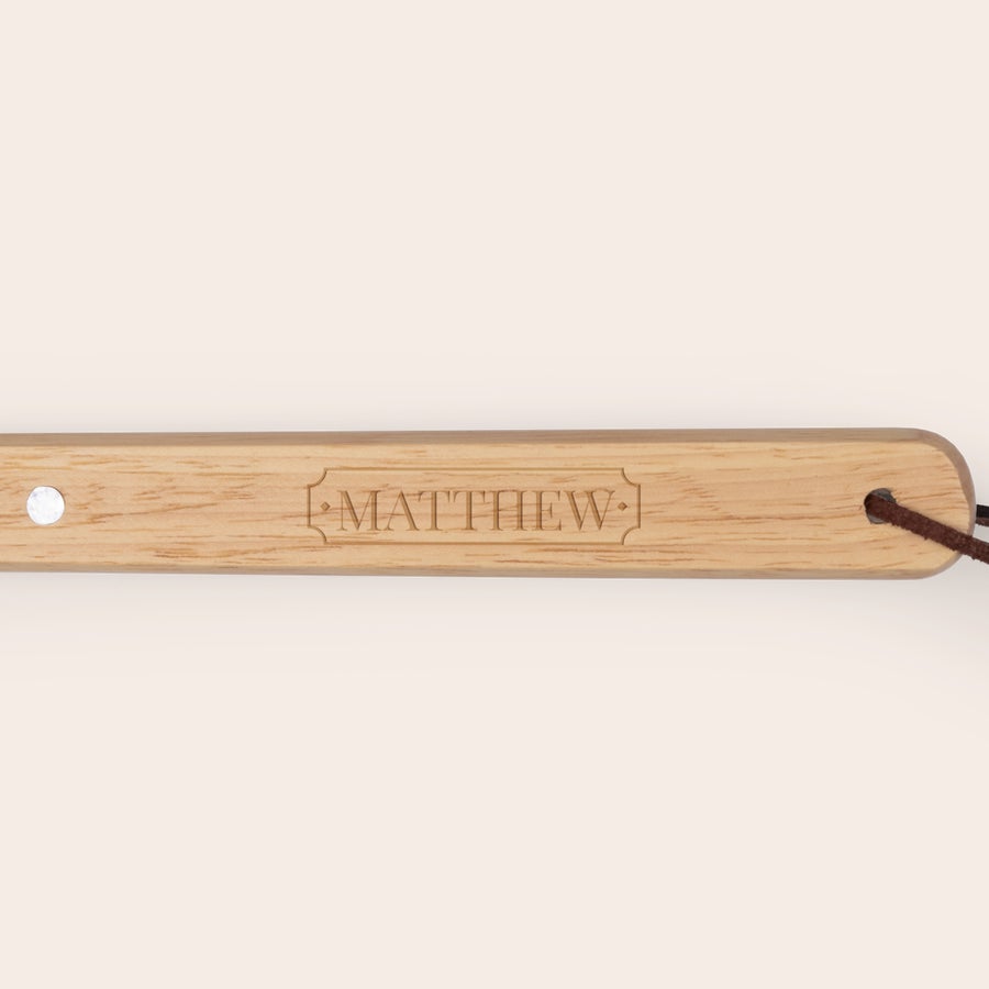 Utensílios para churrasco personalizados Espátula de churrasco personalizada em madeira clara com o nome Matthew gravado