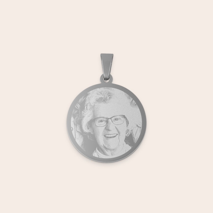 Collar con colgante redondo Colgante de rodio redondo grabado con una foto personalizada de una mujer sonriente de edad.