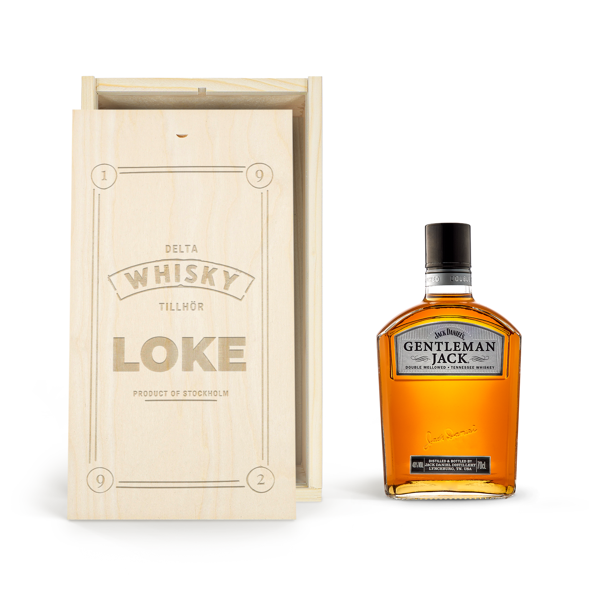 Flaska Gentleman Jack whisky i en graverad träask med namnet LOKE och texten DELTA WHISKY TILLHÖR.