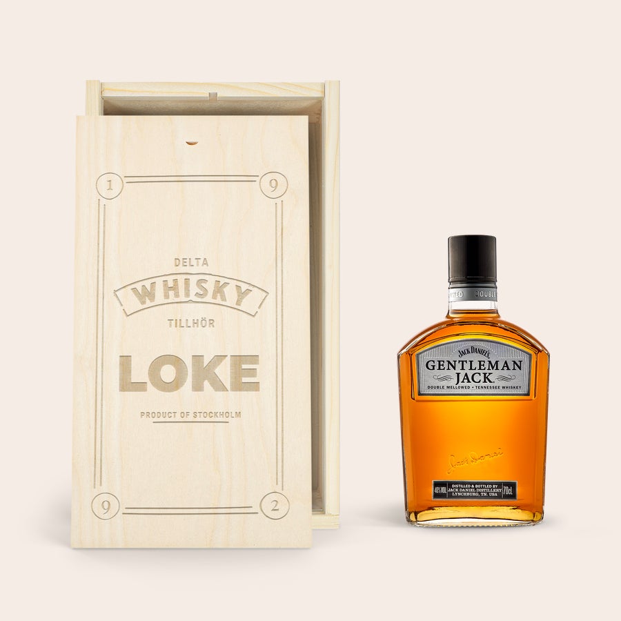 Jack Daniels Gentleman Jack Bourbon whisky i personlig träväska Flaska Gentleman Jack whisky i en graverad träask med namnet LOKE och texten DELTA WHISKY TILLHÖR.
