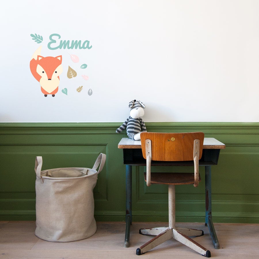 Väggdekal med en räv och namnet Emma, designad för att ge barnens sovrum ett nytt utseende.