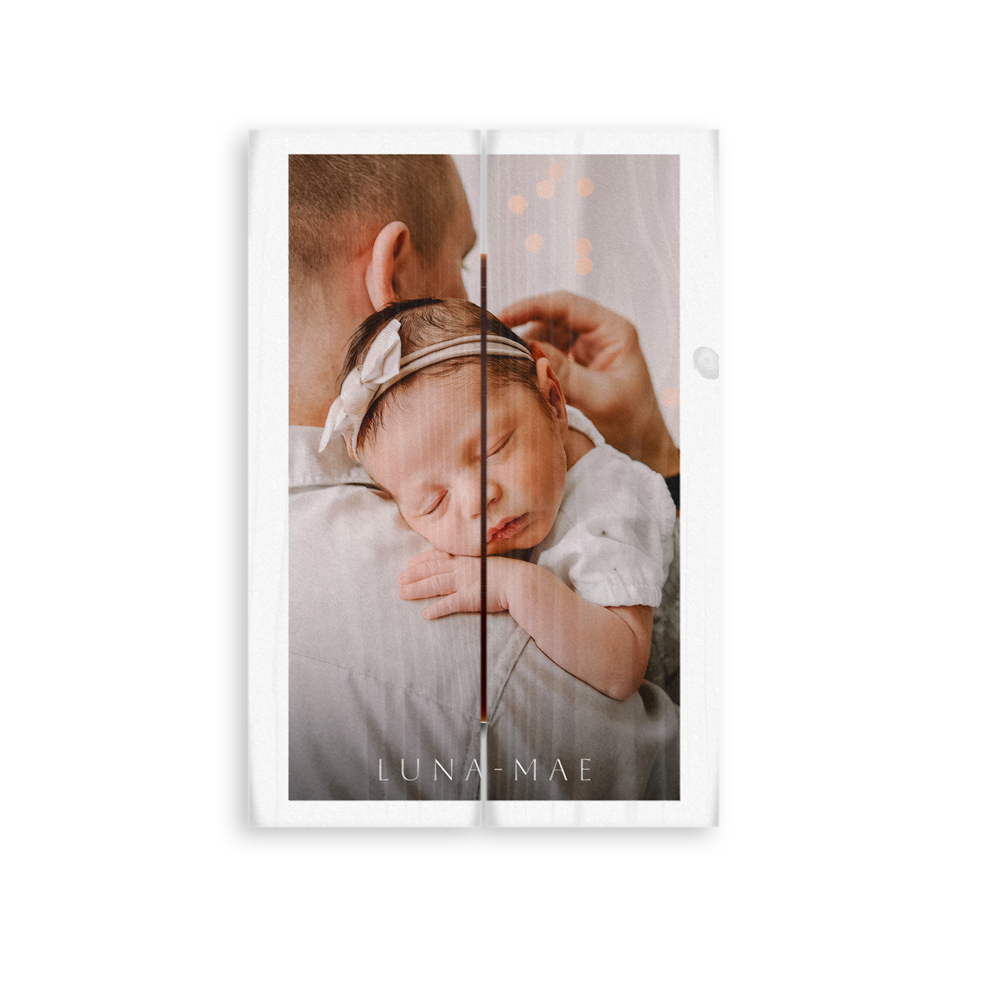 Fotoprint af en baby der sover på en skulder, printet på træplanker med navnet Luna-Mae