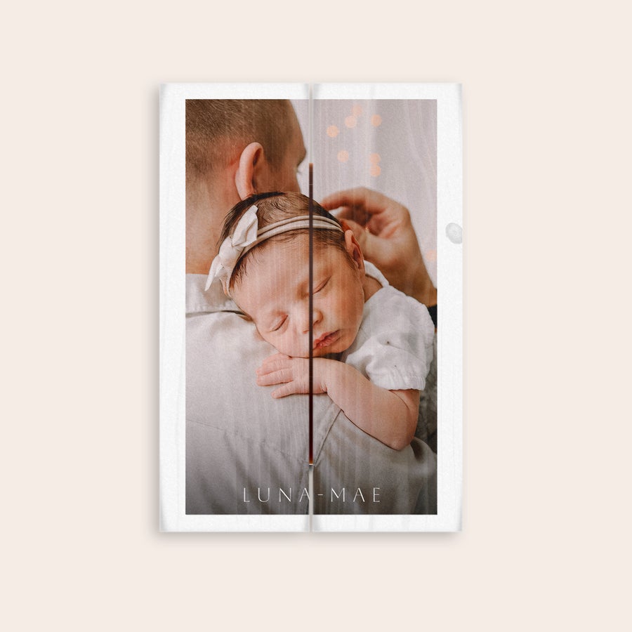 Photo on wood Photo print on wooden planks with a sleeping baby and the name LUNA-MAE printed below