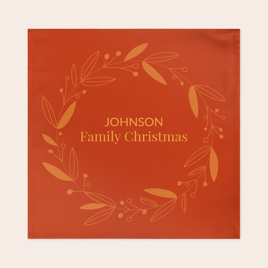 Guardanapos personalizados Guardanapo de tecido laranja com estampa de grinalda e texto Johnson Family Christmas, para definir a mesa.