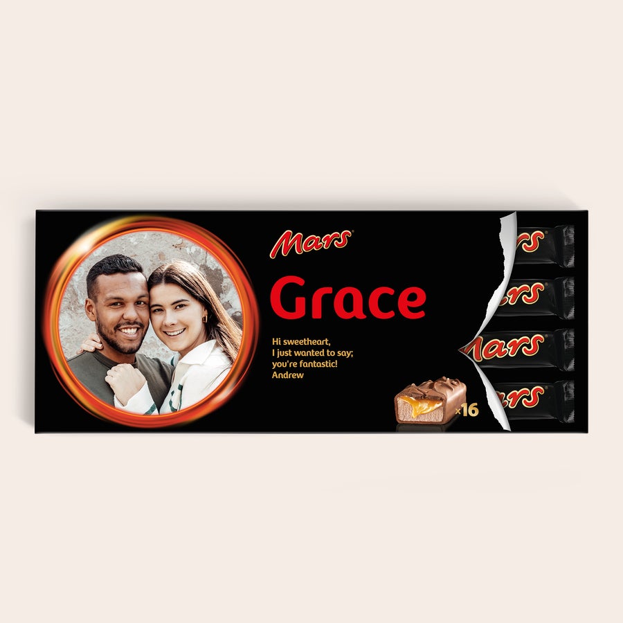 Mega Mars tyčinka s menom a fotografiou Personalizovaná tyčinka Mega Mars s fotografiou páru, menom Grace a odkazom, tlačená na obale.