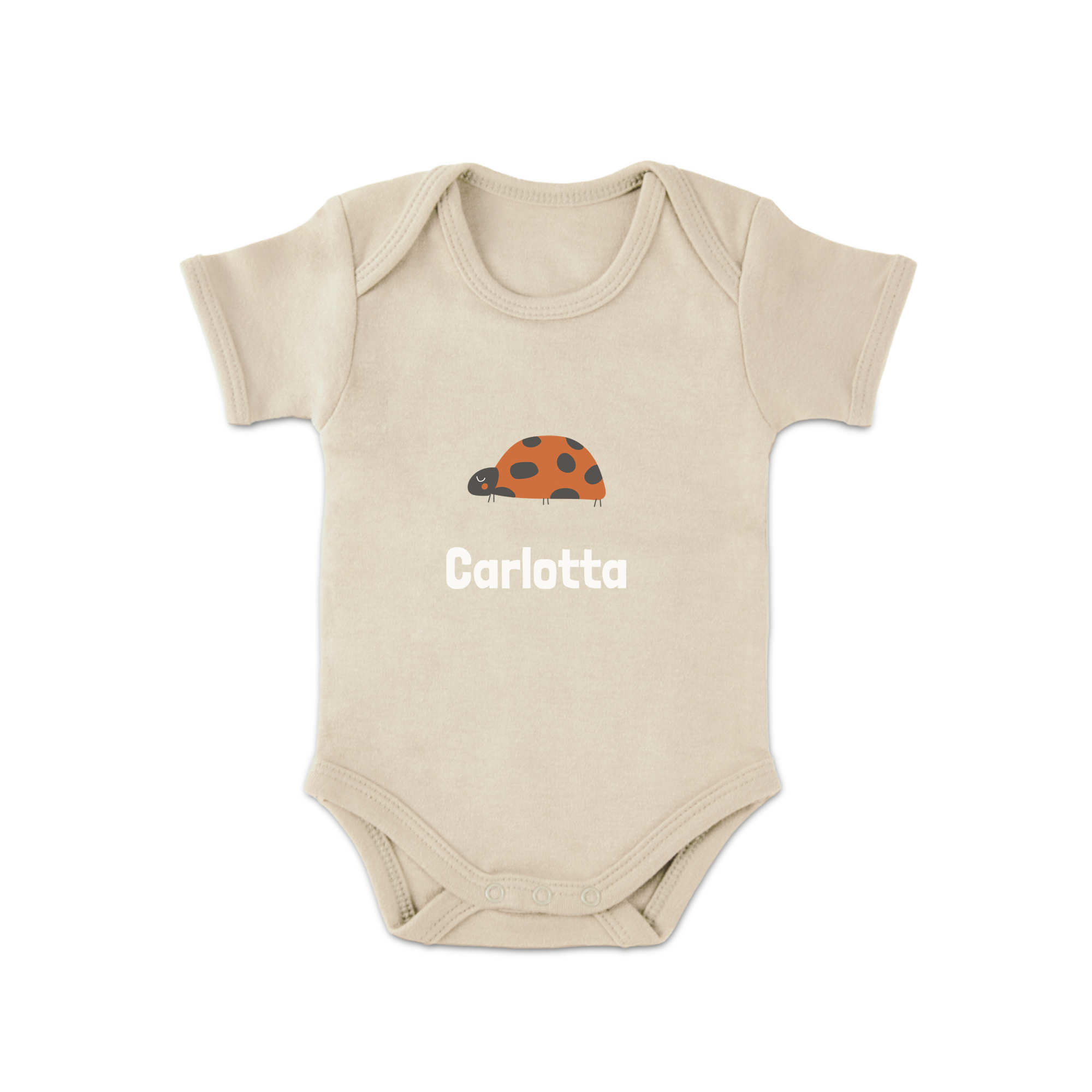 Beiger Babybody mit Marienkäfer-Motiv und dem Namen Carlotta, aufgedruckt, um einen originellen Babybody zu gestalten.