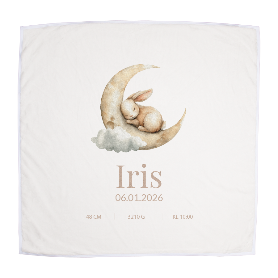 Personlig babyfilt med namn Iris och födelsedatum, tryckt med kanin som sover på månen.