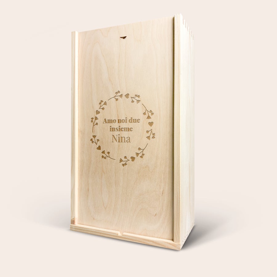 Cassetta Vino Personalizzata Una cassetta in legno personalizzata con incisione "Amo noi due insieme Nina" racchiusa in una corona di cuori e foglie