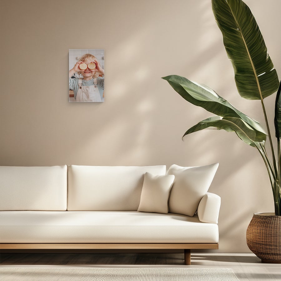 Foto op canvas Foto op canvas met een afbeelding van een lachend kind met sinaasappelschijfjes, gedrukt op schilderslinnen