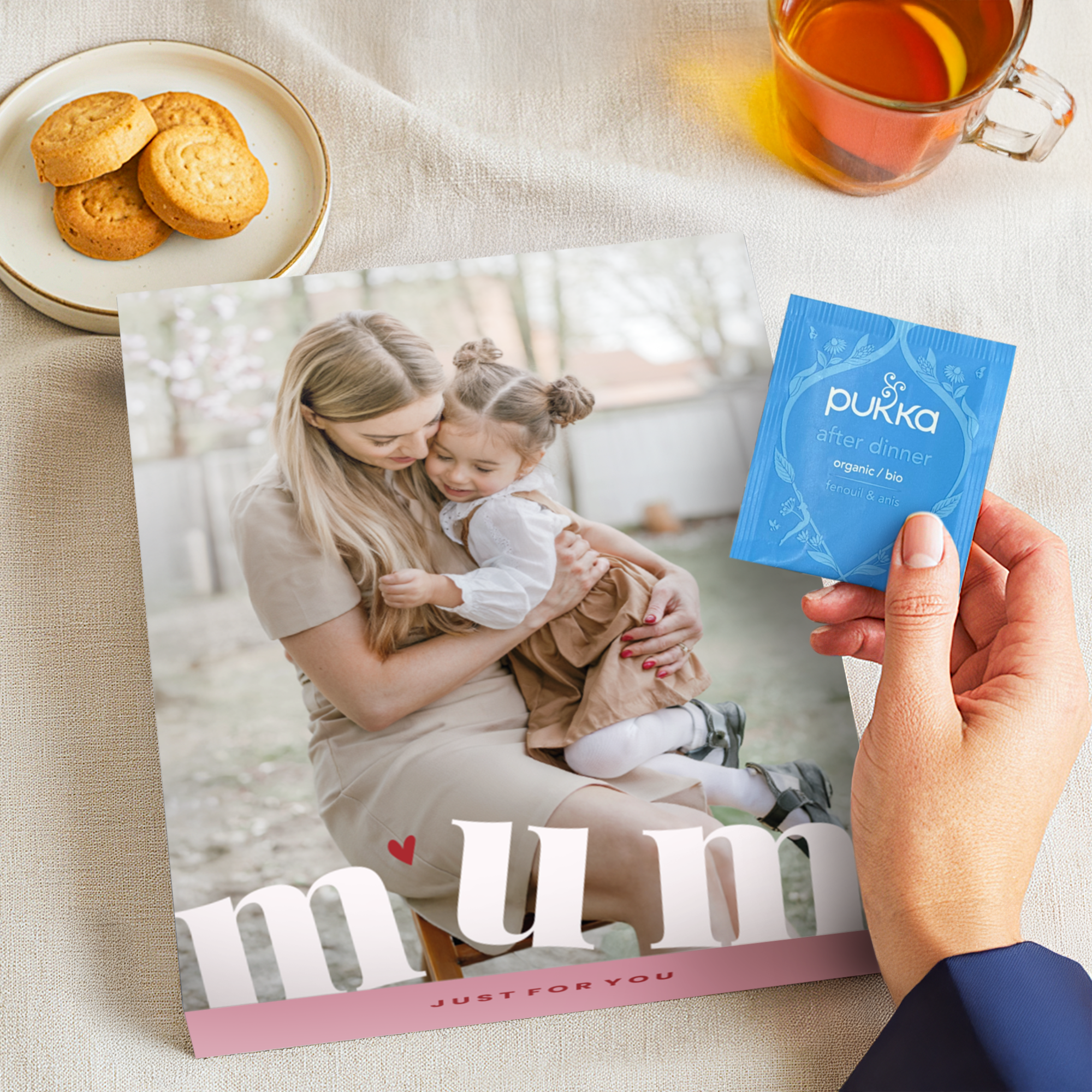 Personalizovaná čajová škatuľka Pukka s fotkou mamy a dcéry, textom „mum“ a „just for you“, potlačená na škatuľke.