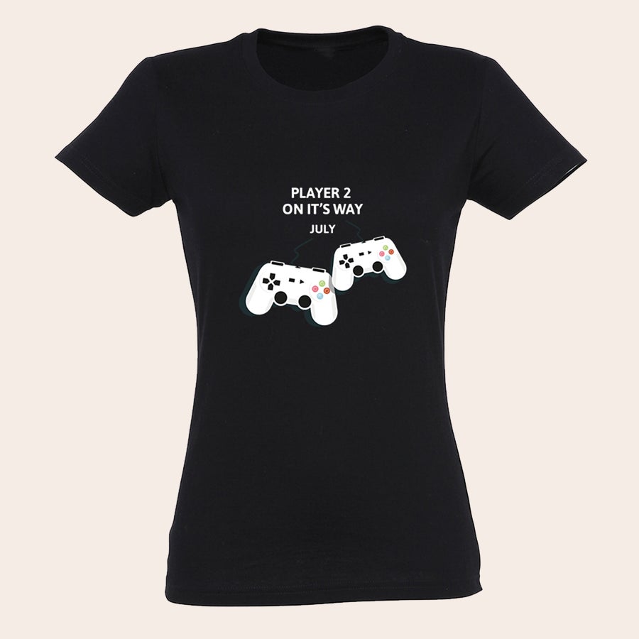 T shirt personnalisé femme T-shirt personnalisé noir imprimé avec deux manettes de jeu et le texte Player 2 on its way July