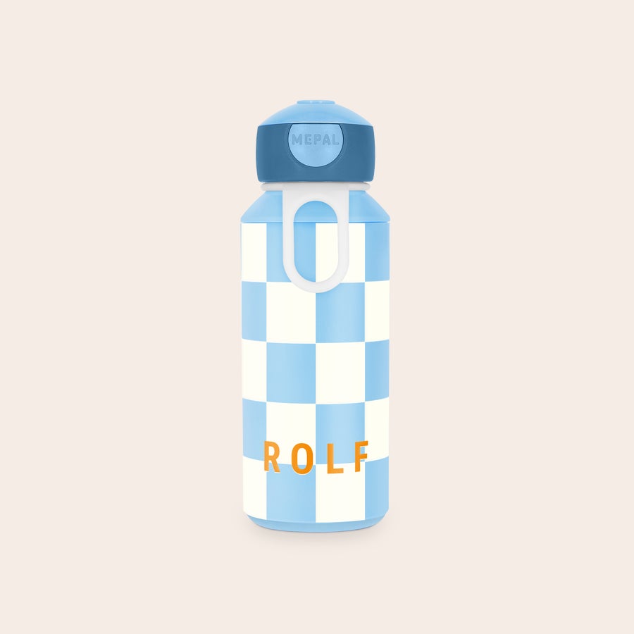 Mepal – personlig pop-up-vattenflaska Mepal Campus dricksflaska i blått schackrutigt mönster med texten ROLF, tryckt med deras namn på deras flaska som följer med dem överallt.