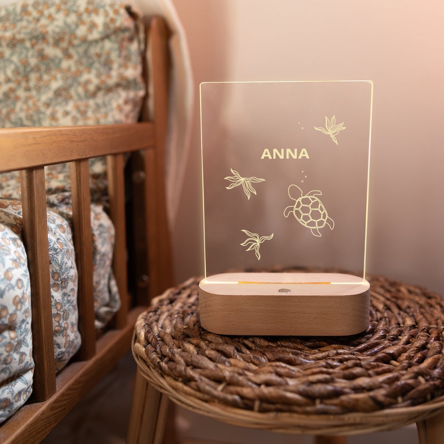 Bordlampe med indgravering Bordlampe med indgravering af navn Anna og skildpadde-motiv, en trendy bordlampe.