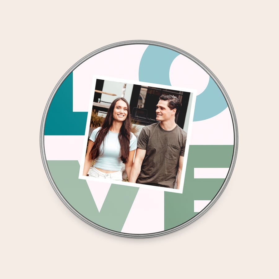 Cutie de tablă personalizată Cutie de memorie rotundă personalizată, tipărită cu fotografia ta preferată a unui cuplu zâmbitor și decor "Love".