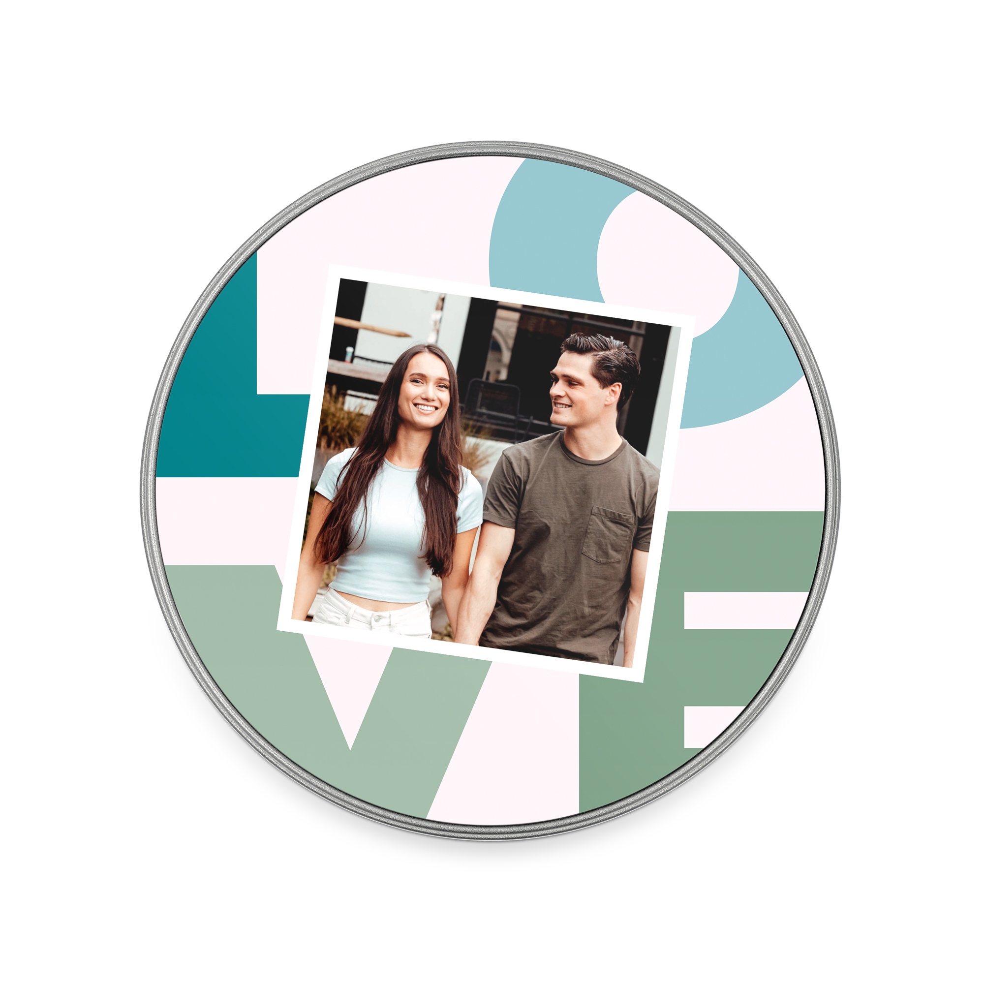 Scatola rotonda dei ricordi personalizzabile con una tua foto preferita stampata su sfondo grafico LOVE in diverse tonalità di verde e azzurro per sorprenderli con una scatola di ricordi con la tua foto preferita