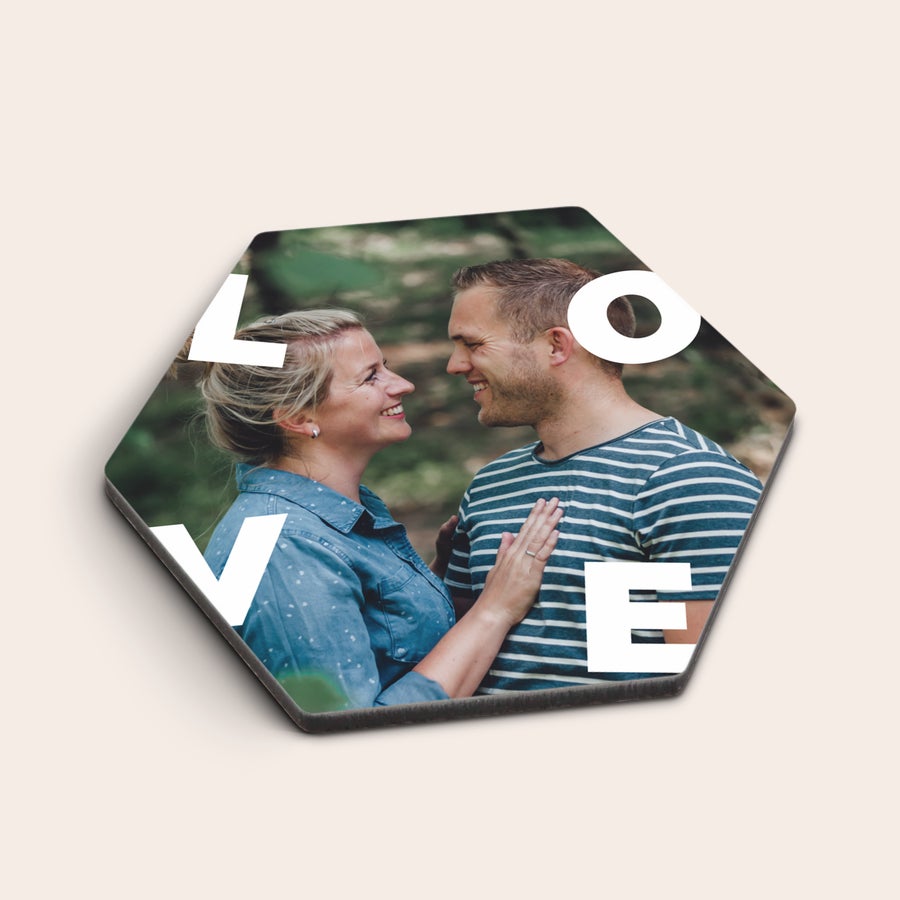 Pivní tácky Šestihranný personalizovaný podtácek s fotografií páru a potištěným nápisem LOVE, který udrží jakýkoli povrch dokonalý.