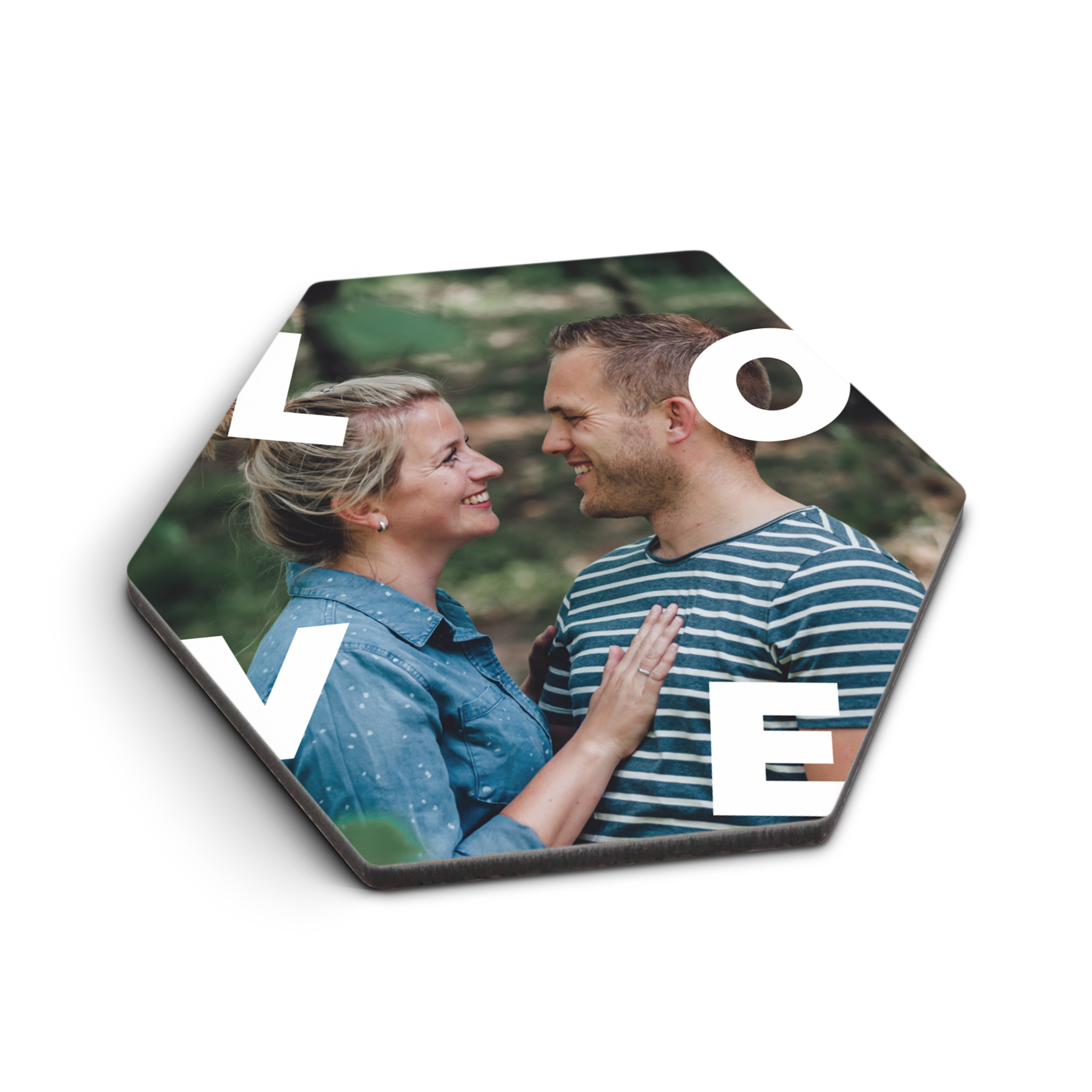Porta-copos personalizado com foto de casal sorrindo e a palavra LOVE em destaque, impresso.