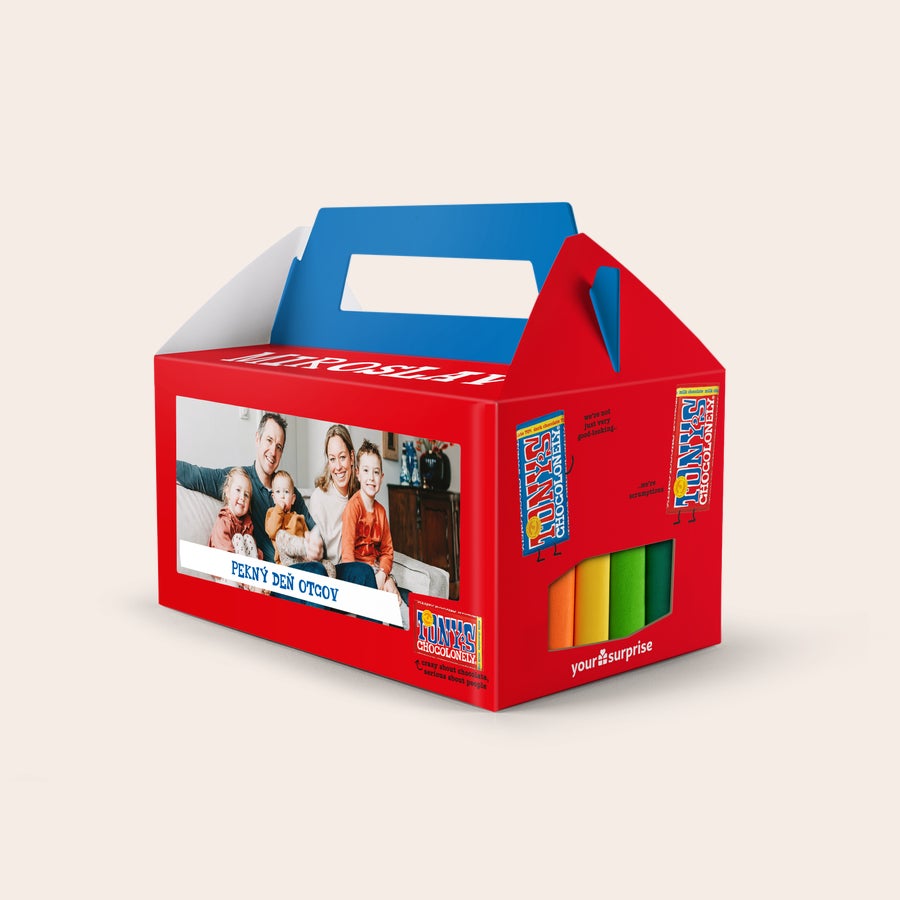 Tony's Chocolonely darčeková krabica Červený darčekový box Tony's Chocolonely s potlačou rodinnej fotografie a nápisom Pekný deň otcov, ideálny na prekvapenie blízkych.