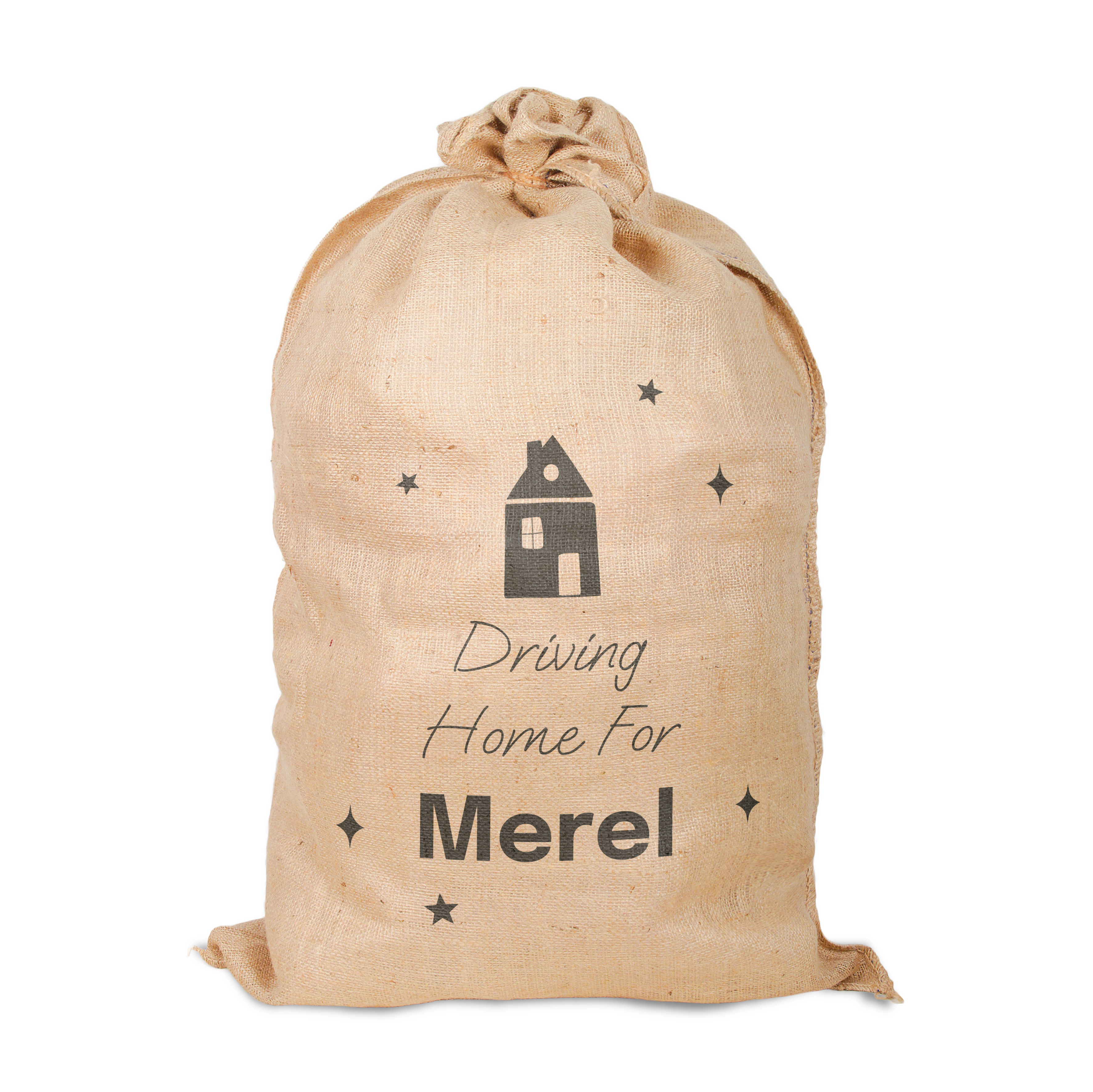 Jute kerstzak bedrukt met huisje, tekst "Driving Home For Merel" en sterren, gepersonaliseerde kerstcadeauverpakking