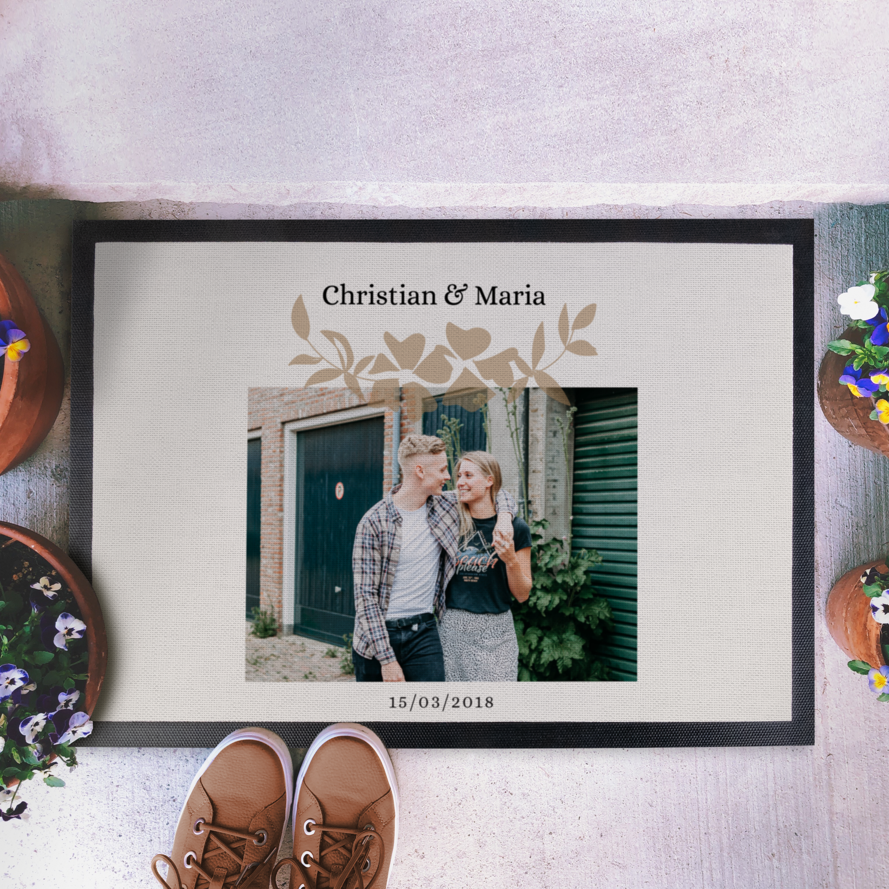 Helle Fußmatte mit einem Foto von Christian und Maria, dem Datum 15/03/2018 und Blumenranken bedruckt. Deine eigene Fußmatte mit Foto und Text bedrucken!