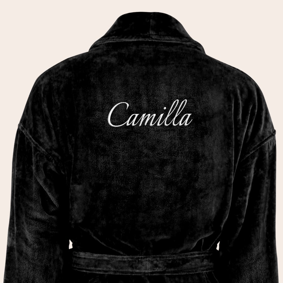 Dame Badekåbe med navn Sort luksus morgenkåbe til damer, broderet med navnet Camilla på ryggen, med bindebånd i taljen