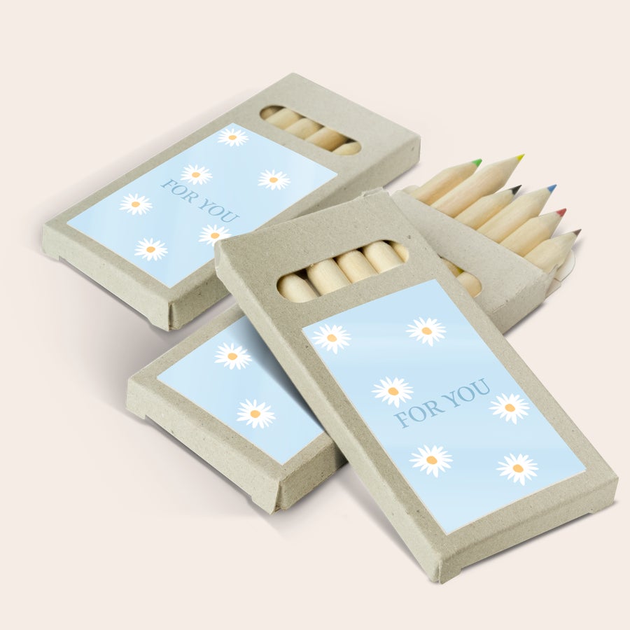 Lápis de cor Dê lápis de cor personalizados para os convidados do seu evento, em caixas impressas com flores e "FOR YOU"