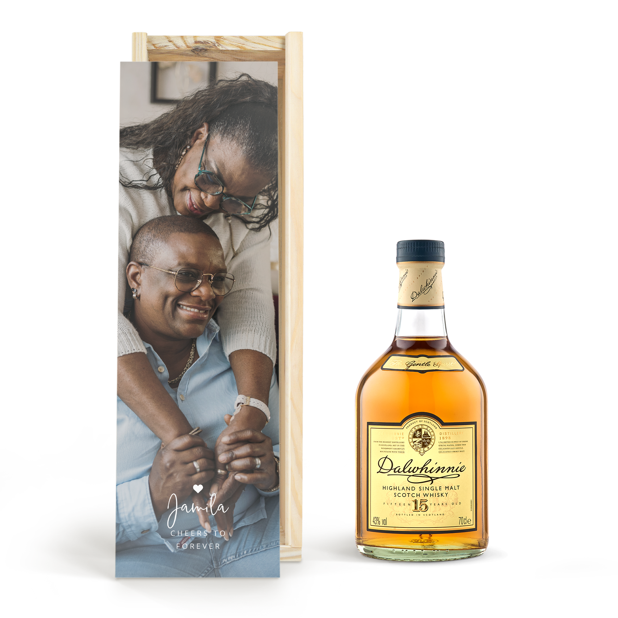 Houten kist met foto van een koppel en de tekst Jamila, Cheers to Forever, ernaast een fles Dalwhinnie 15 Years whisky.