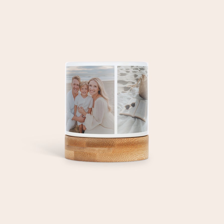 Ghiveci de flori personalizat Ghiveci ceramic alb, personalizat prin imprimare color cu fotografii de familie și o carte pe plajă, cu suport bambus. Oferă-le verdeață cu o notă personală.