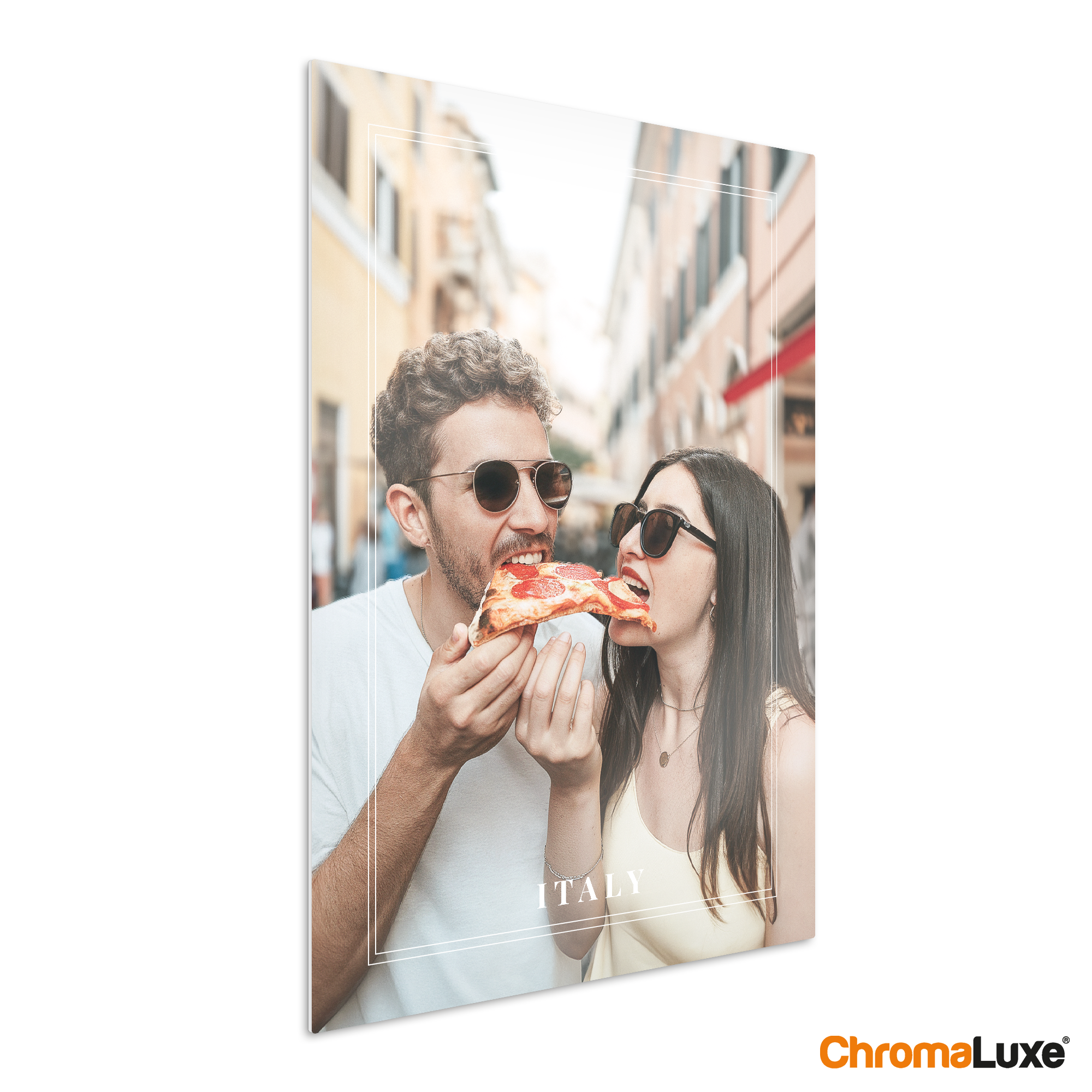 Chromaluxe aluminium fotoprint med par der deler pizza, personaliseret med teksten ITALY